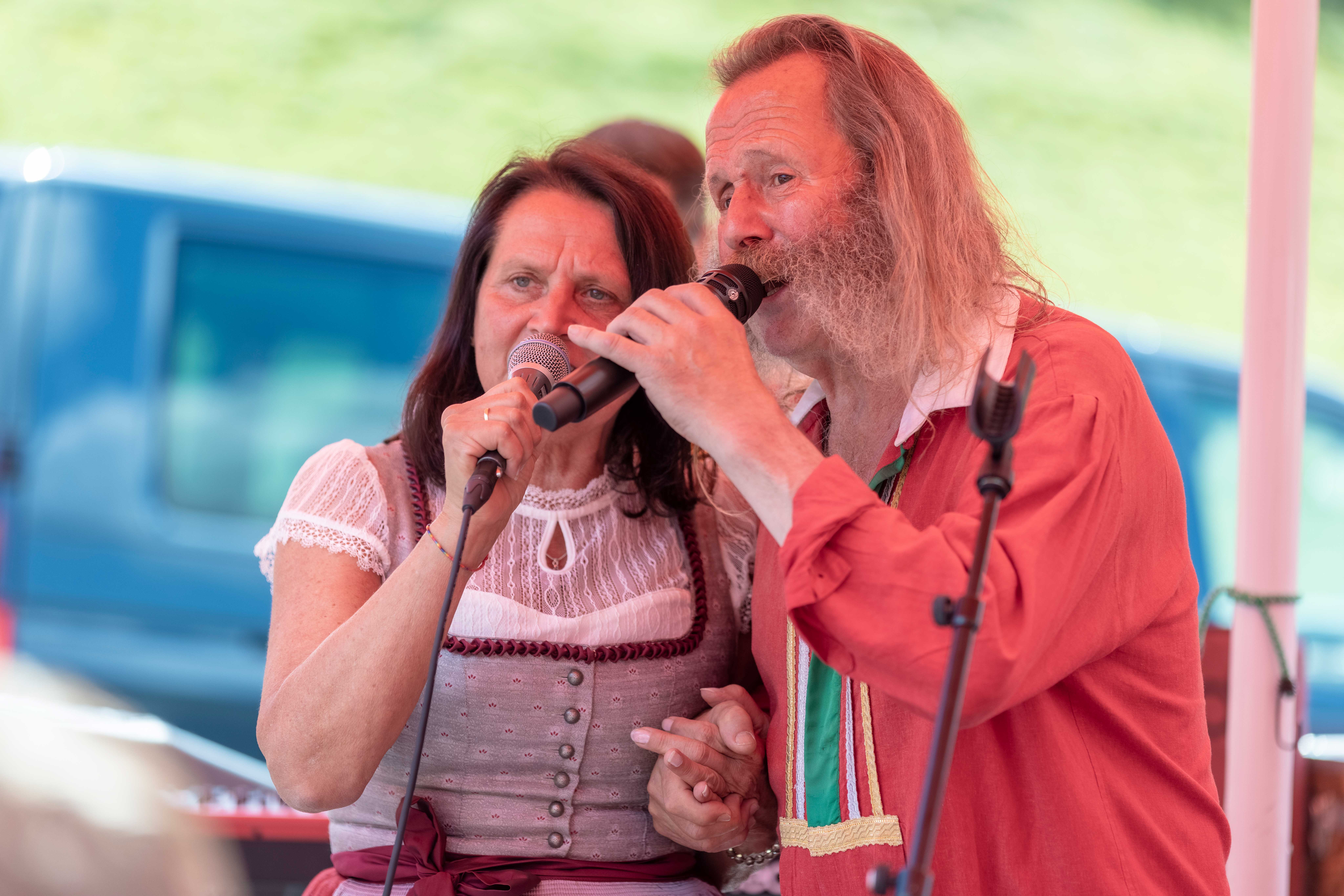 The picture shows the musician Erwin Aschenwald and his wife during a performance.