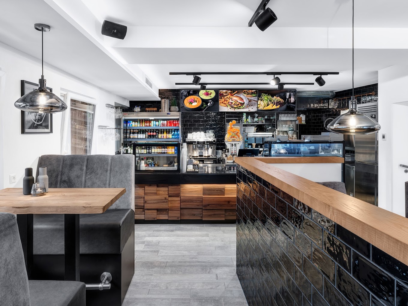 Das Bild zeigt das Innere von Ellie’s Dinner, das modern gestaltet ist. Der Raum ist hell erleuchtet und vermittelt eine freundliche, einladende Atmosphäre.