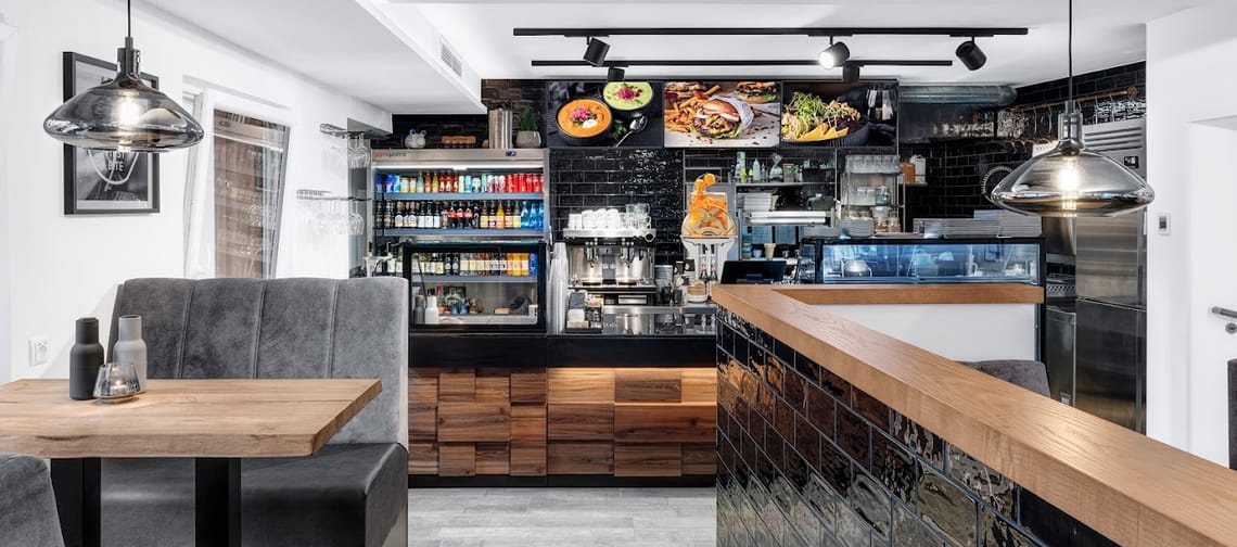 Das Bild zeigt das Innere von Ellie’s Dinner, das modern gestaltet ist. Der Raum ist hell erleuchtet und vermittelt eine freundliche, einladende Atmosphäre.