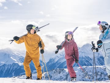 mbb_mountopolis_winter_neu_2025_skifahren_freunde_1 Tickets Mayrhofner Bergbahnen und Zillertal Winter