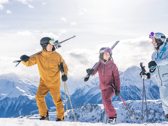 mbb_mountopolis_winter_neu_2025_skifahren_freunde_1 Tickets Mayrhofner Bergbahnen und Zillertal Winter