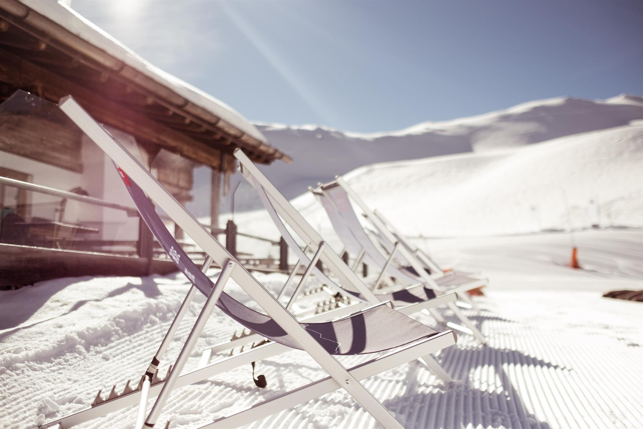 feratel-Apartment Nester - Hochfügen_Liegestühle_von_der_Seite_Huette_Berg(c)