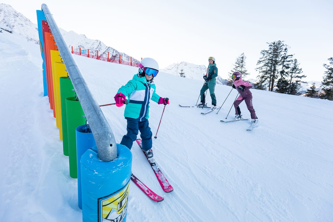 Kind an einem Hinderniss bei der AlbertAdler Tour im Winter am Ahorn in Mayrhofen