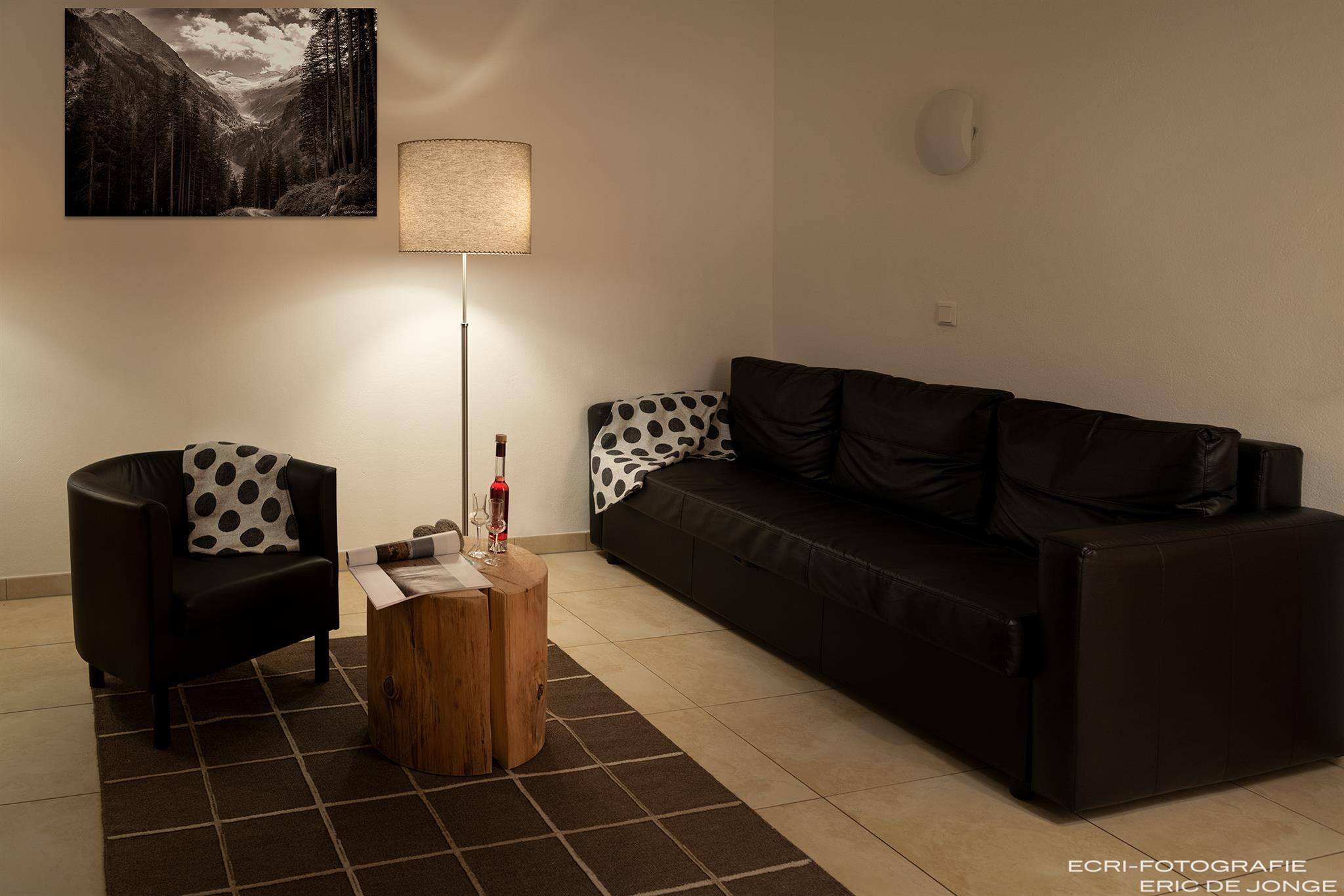 feratel-Appartments Am Bach – Appartment & Breakfast - WZ Sessel Sofa Lampe korrigiert