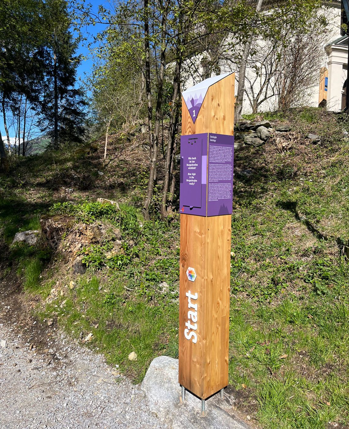 Themenrundweg Burgschrofen Startpunkt des Themenrundwegs Burgschrofen in der Ferienregion Mayrhofen-Hippach. Die beschriftete Holzstele markiert den Beginn des Rundwegs und lädt zu einer informativen Wanderung durch Natur, Geschichte und Sagen ein.