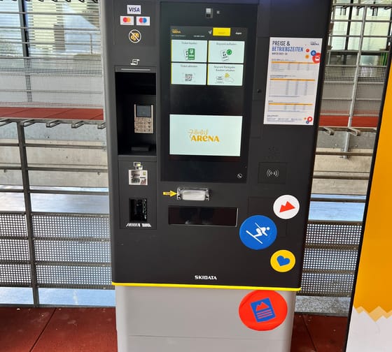 Selbstbedienungskasse für Tickets bei Arena, mit Touchscreen, Kartenleser und Zahlungsoptionen, im Eingangsbereich.