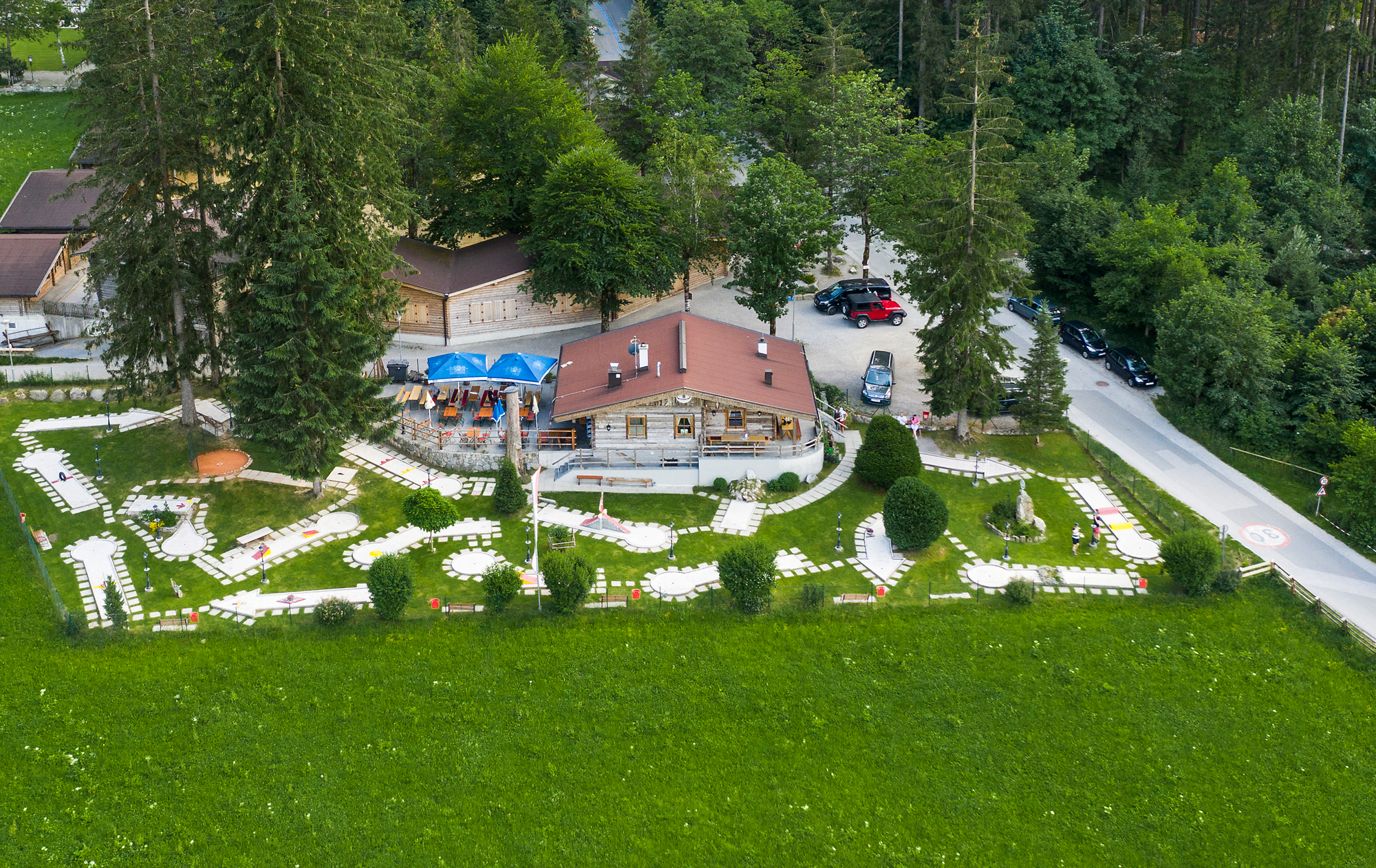 Weitansicht vom Minigolfplatz in Mayrhofen, rundherum ist Wald