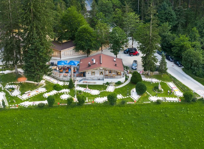 Weitansicht vom Minigolfplatz in Mayrhofen, rundherum ist Wald
