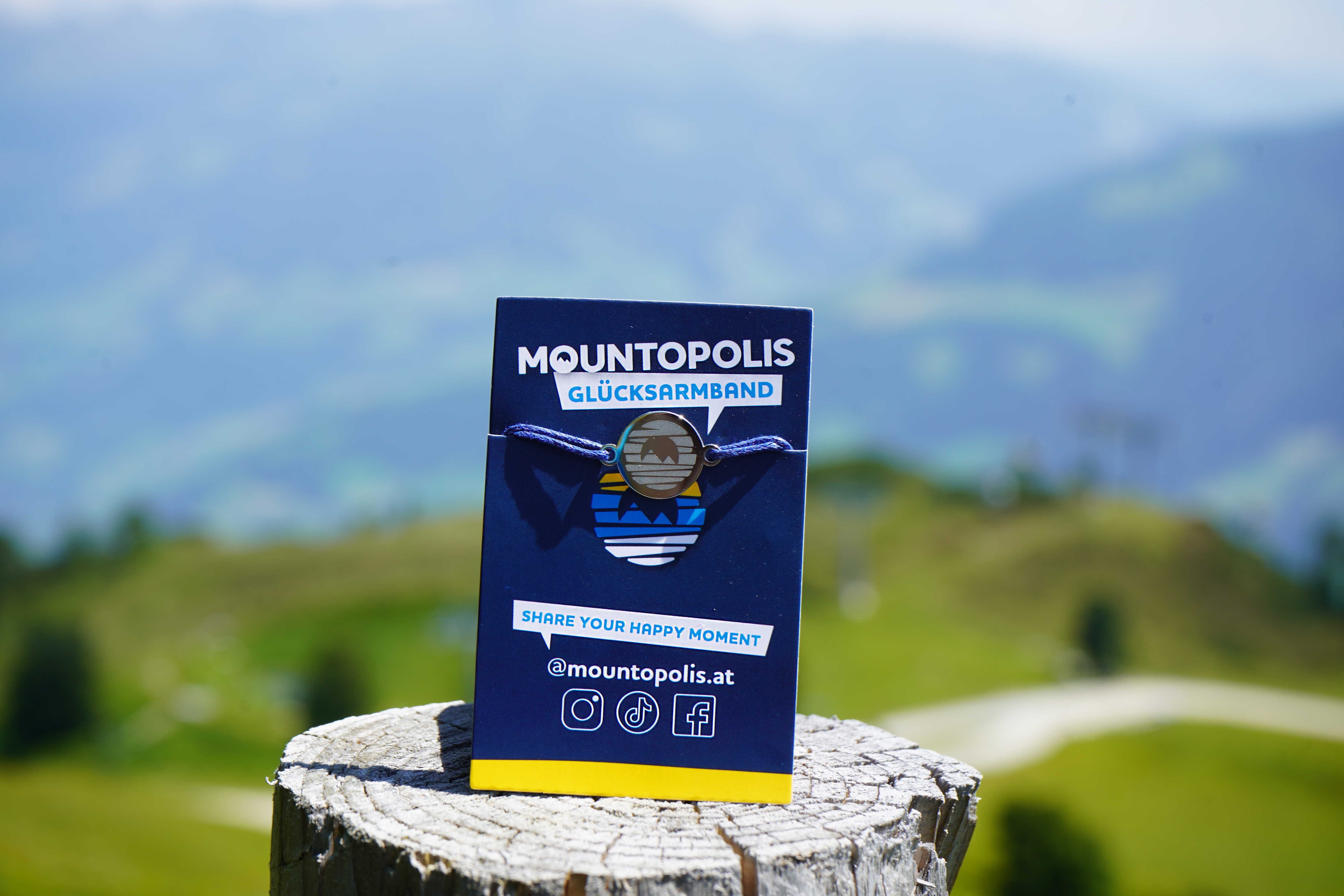 Mountopolis Glücksarmband der Mayrhofner Bergbahnen in der Berglandschaft