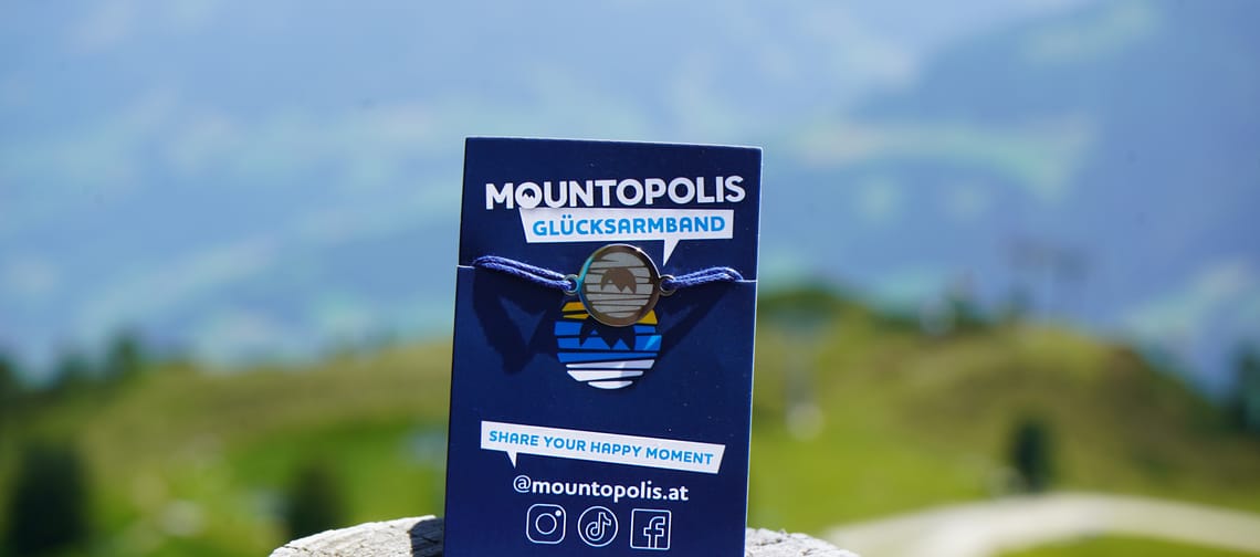 Mountopolis Glücksarmband der Mayrhofner Bergbahnen in der Berglandschaft