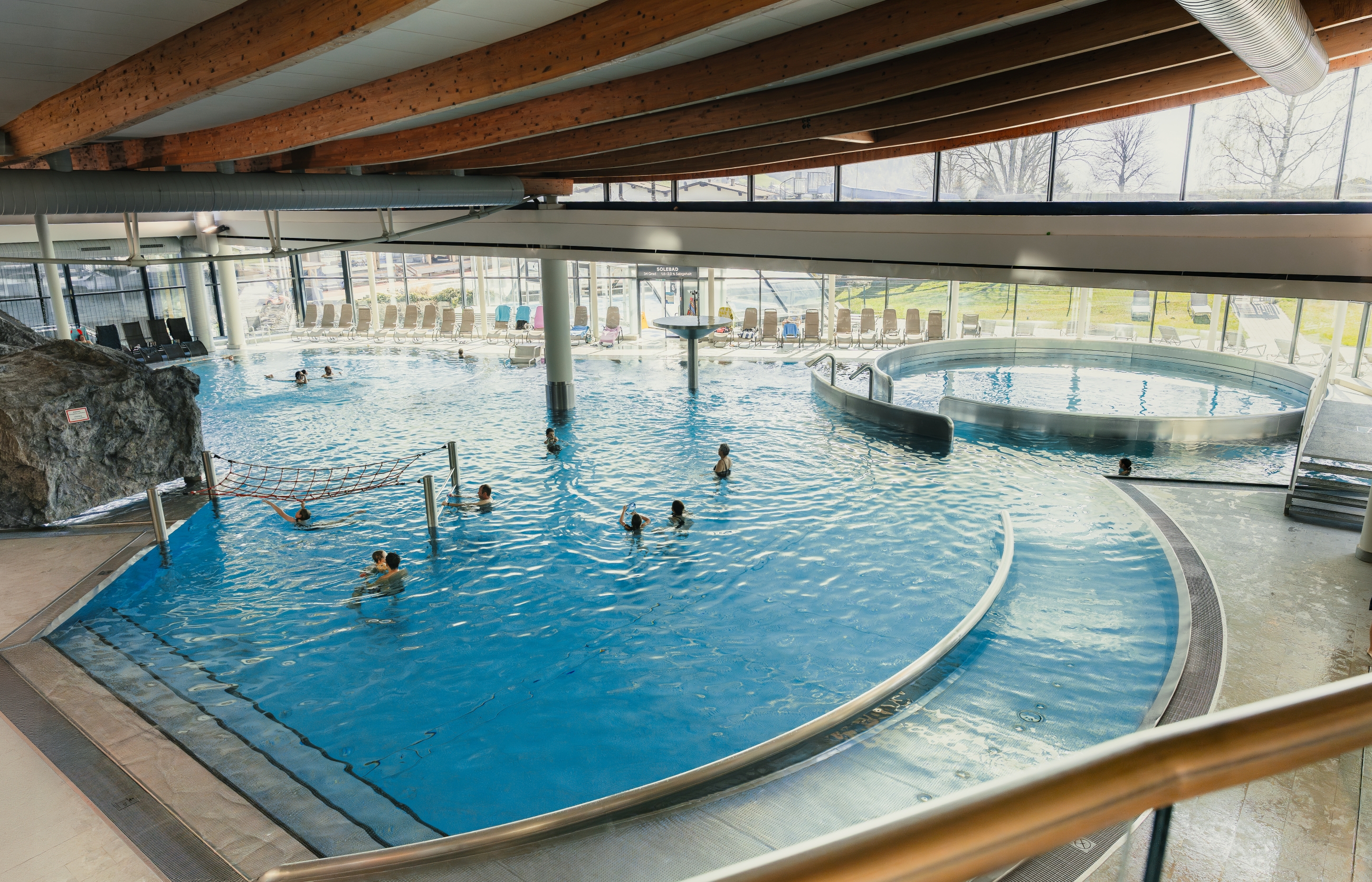 Das Hauptbecken der Therme Zillertal
