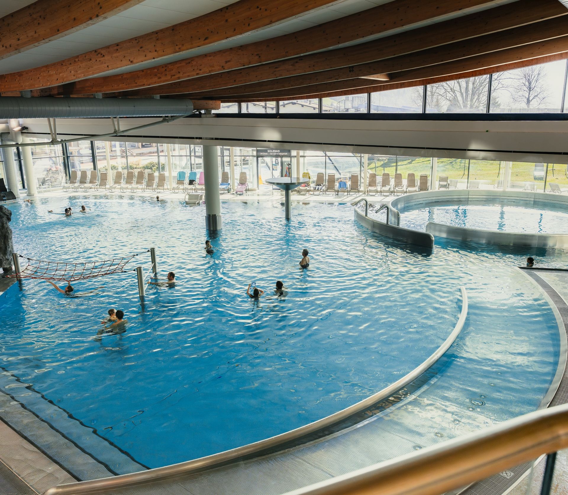 Das Hauptbecken der Therme Zillertal