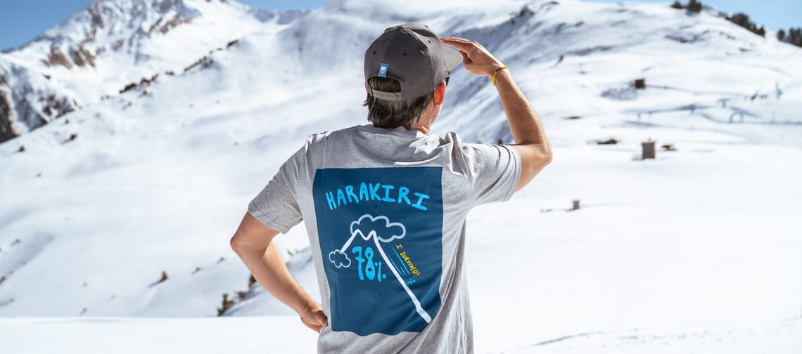 Mann steht mit den Harakiri Shirt auf dem Berg