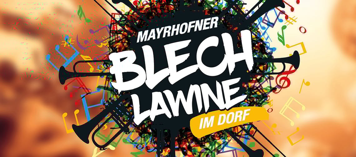 Logo mit der Aufschrift „Mayrhofner Blechlawine im Dorf“ in Weiß und Gelb. Rundherum bunte Noten und Blasinstrumente. Im Hintergrund verschwommene Konzertszene in warmem orangefarbenem Licht.