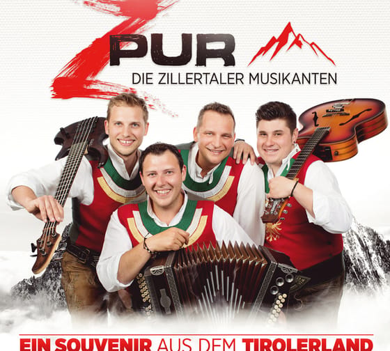 Vier Männer in traditioneller Kleidung mit Instrumenten, vor Bergkulisse, werben für Z-Pur Tiroler Volksmusik.