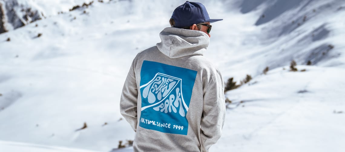 Mann steht mit den PenkenPark Hoodie auf dem Berg