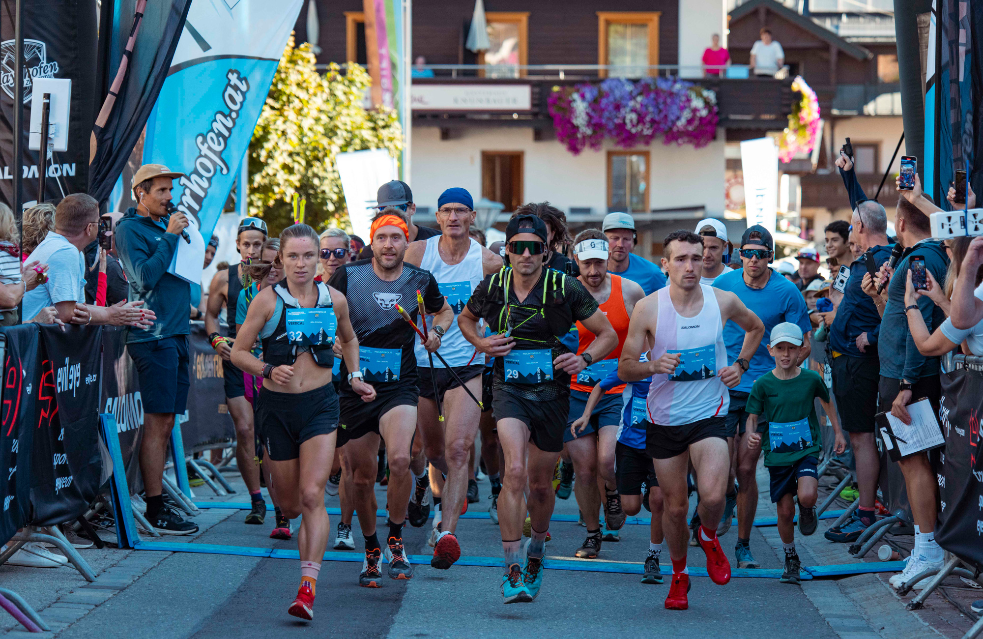 Start of the Mayrhofen Ultraks Zillertal: trail runners set off beneath the start arch in the centre of Mayrhofen, cheered on by spectators lining the course.