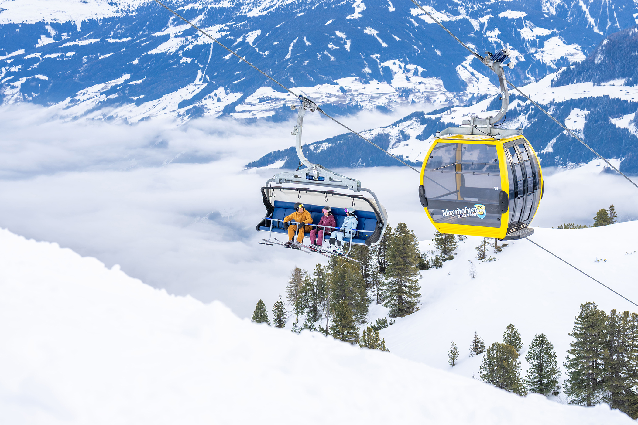 Freunde beim Liftfahren im Skigebiet Mayrhofen
