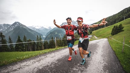 Das Bild zeigt zwei Läufer des Mayrhofen Ultraks, die gemeinsam laufen
