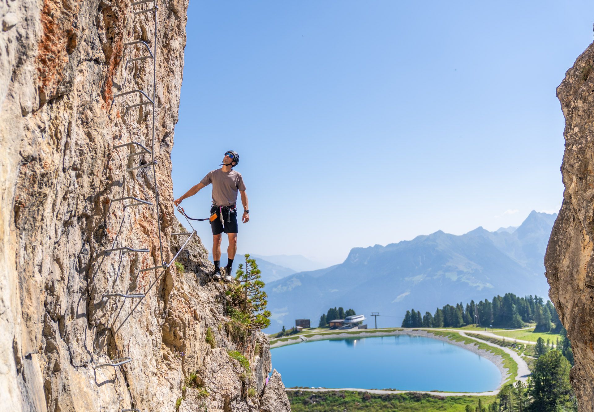 Mann klettert im Klettergebiet Knorren am Penken in Mayrhofen