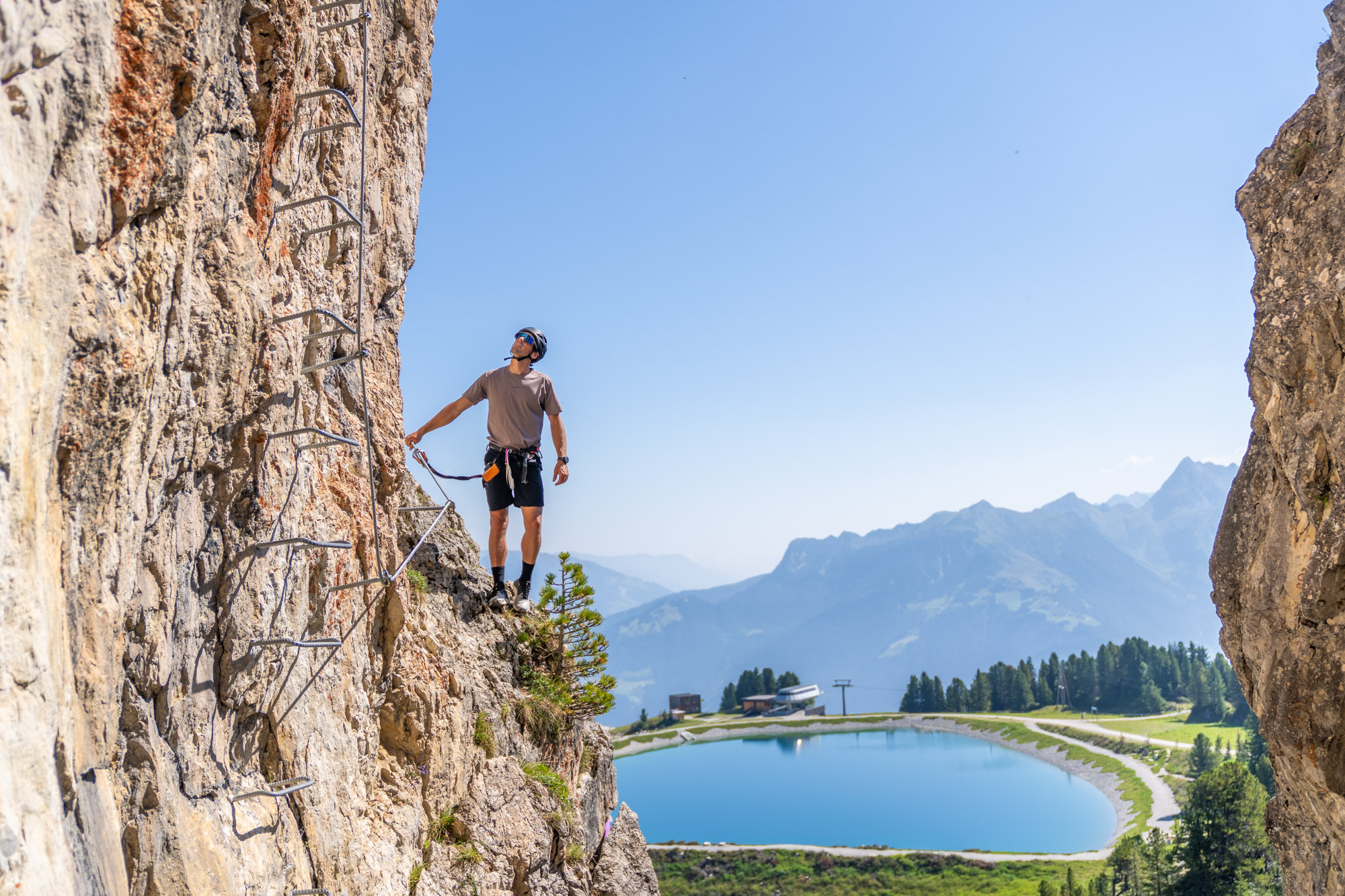 Mann klettert im Klettergebiet Knorren am Penken in Mayrhofen