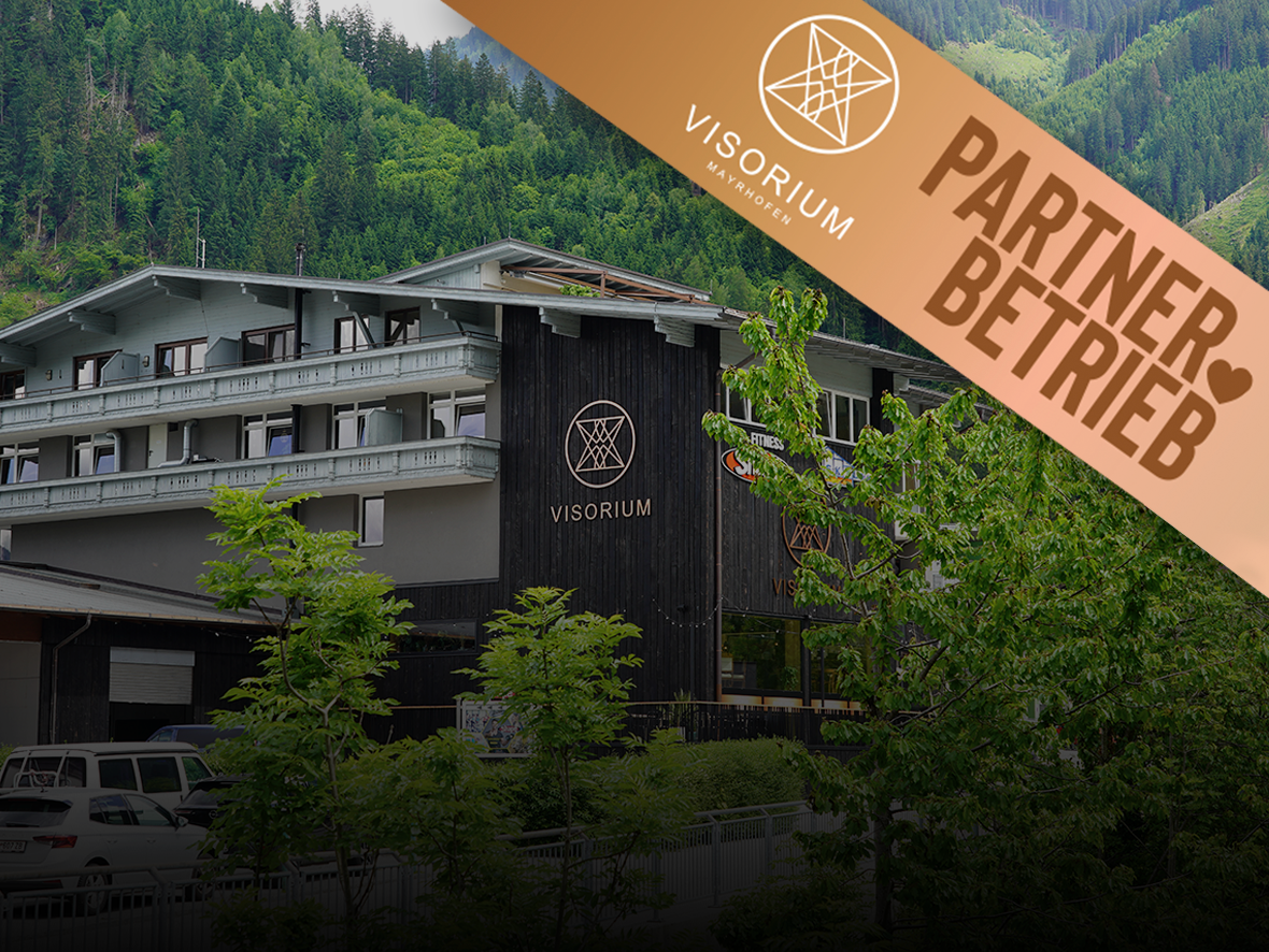 Image with four scenes from “Visorium Mayrhofen”: an escape room, stylish accommodation, green indoor jungle, and modern VR simulator. At the top center is the logo and the text “VISORIUM – Reality Experience.”