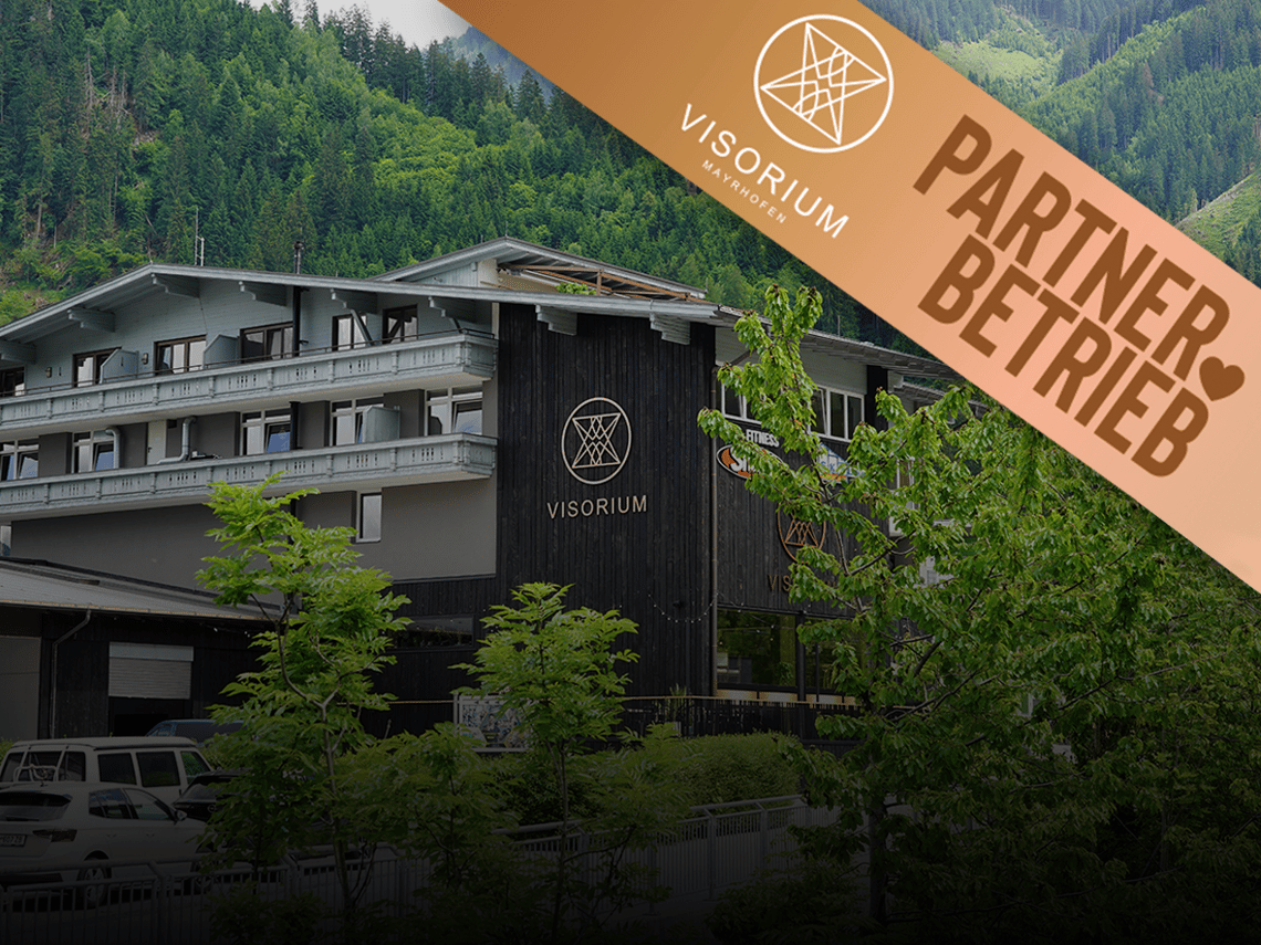 Image with four scenes from “Visorium Mayrhofen”: an escape room, stylish accommodation, green indoor jungle, and modern VR simulator. At the top center is the logo and the text “VISORIUM – Reality Experience.”