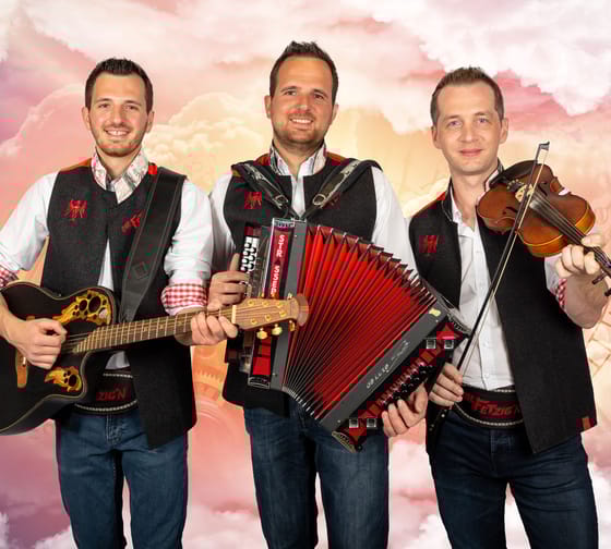 The image shows the musicians of the band ‘Die Fetzign’ with their instruments.