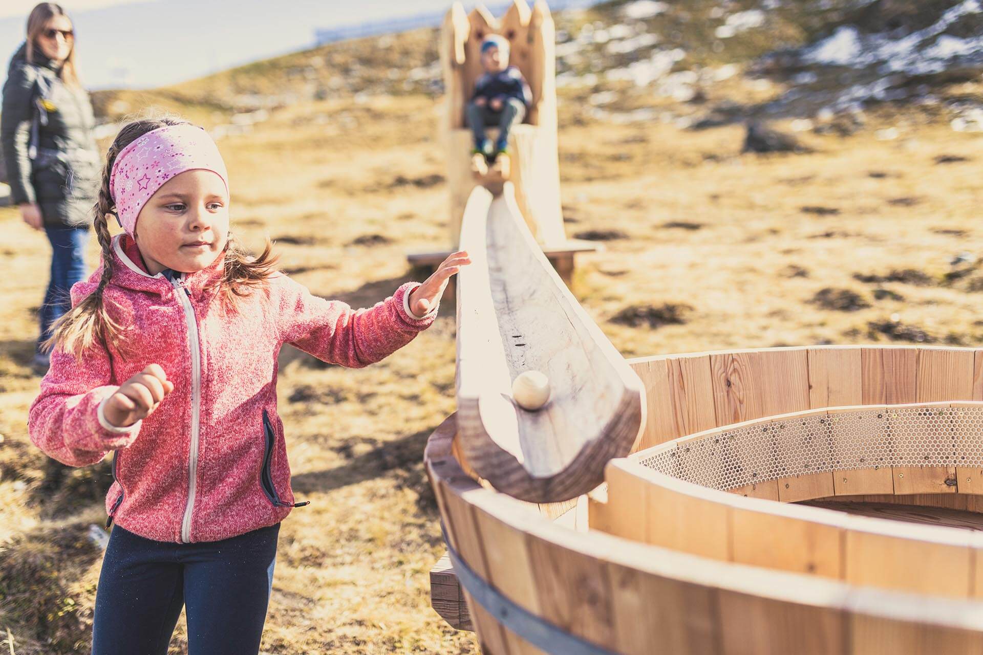 Kind beim Spielen bei einer Kugelbahn