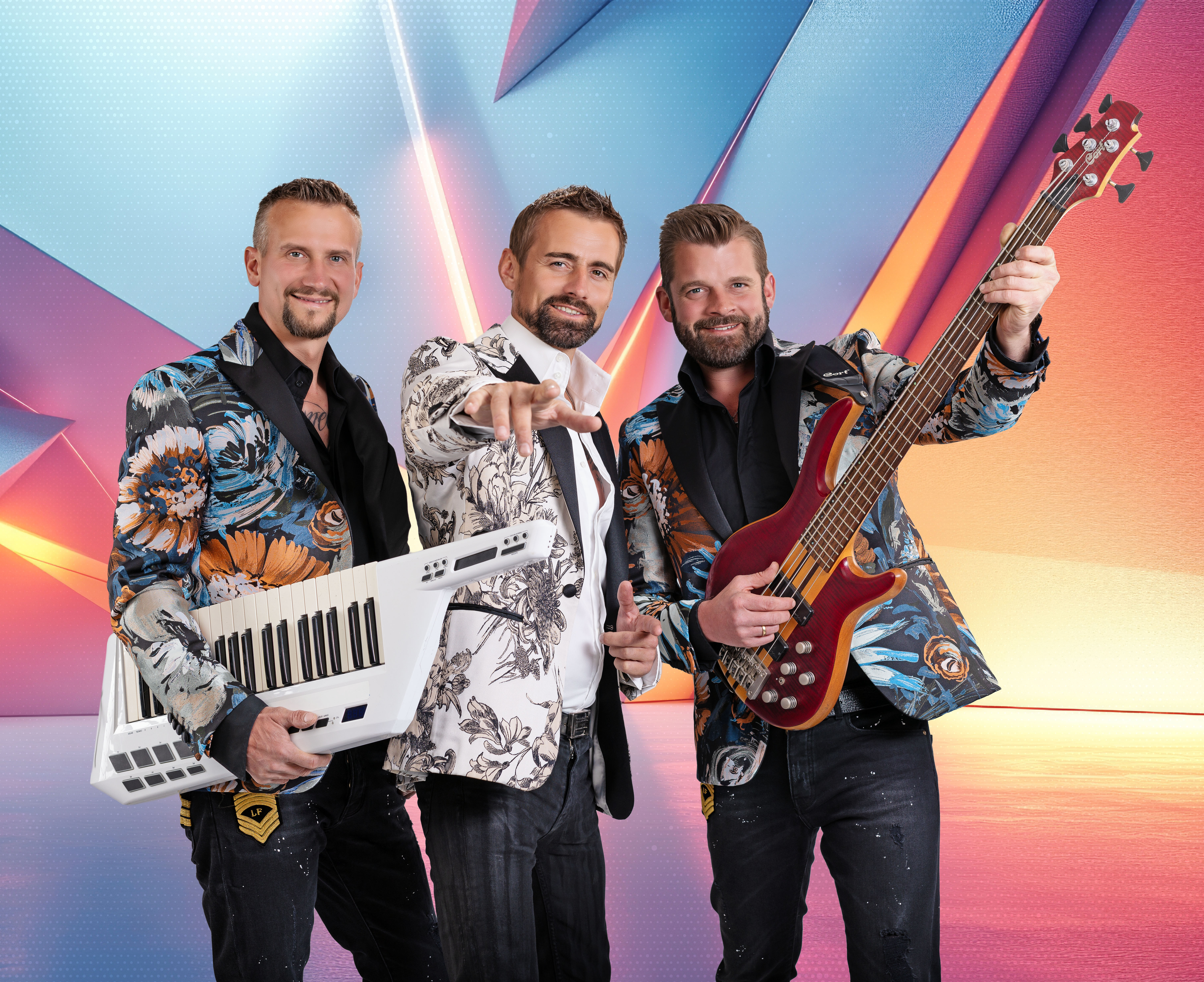 The image shows the music group “Die Grubertaler” with their instruments in front of a colorful background.