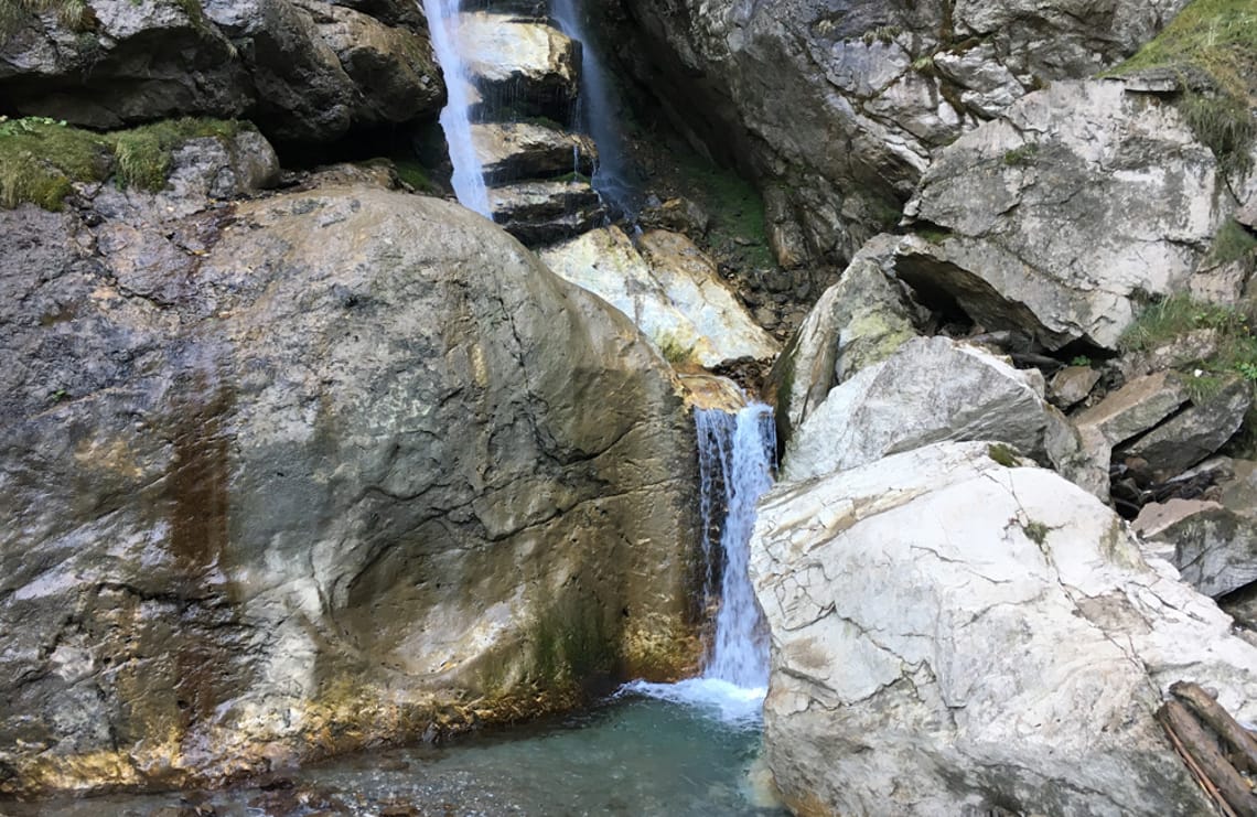 Schwendauer Pfad - Wasserfallrundweg Kleiner Wasserfall zwischen Felsen am Wasserfallrundweg des Schwendauer Pfads in Tirol, Station 6 „Wasserfallrundweg“, fotografiert von Barbara Schneeberger.