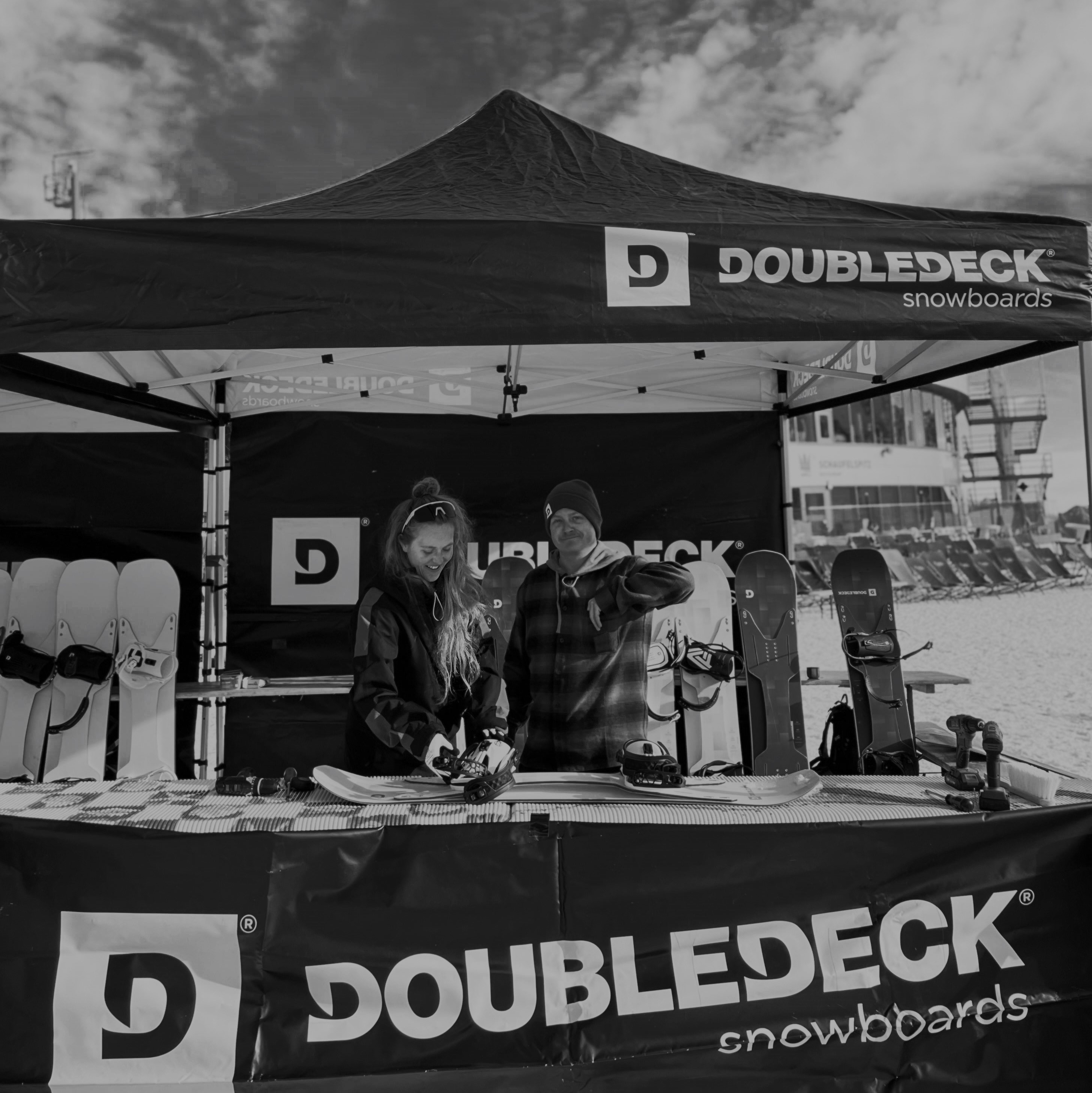 mys-DOUBLEDECK SNOWBOARDS EVOLUTION TOUR SNOWBOARD TEST DAYS-Promo Stand ©Double Deck