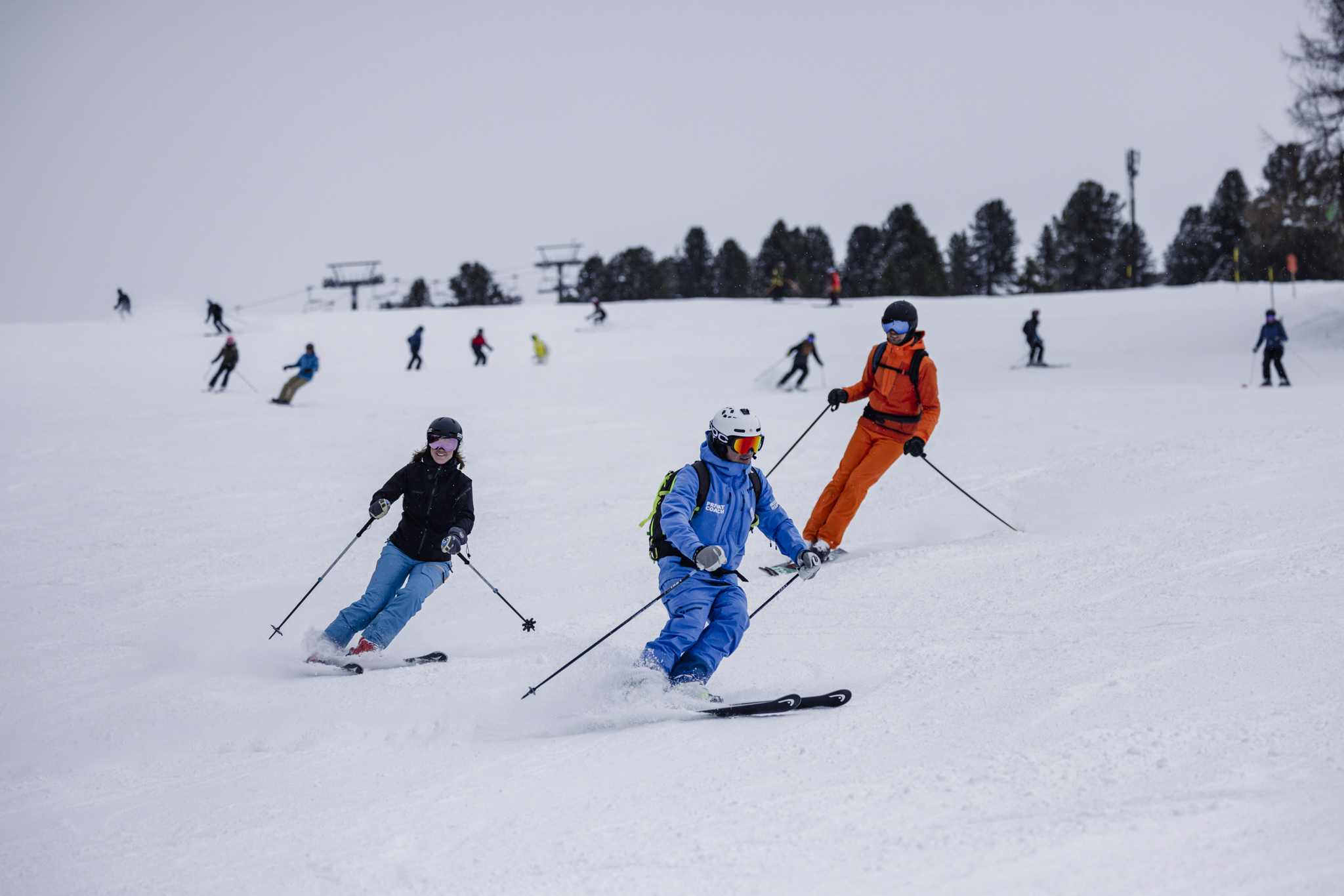 Skilehrer mit Schülern auf der Piste in Mayrhofen