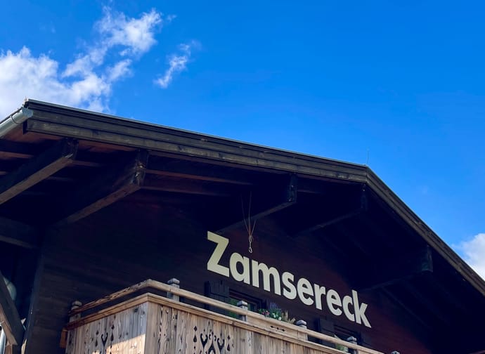 Vorderseite des Zamserecks wird dargestellt. Schrift an der Hauswand mit ZAMSERECK ist sichtbar