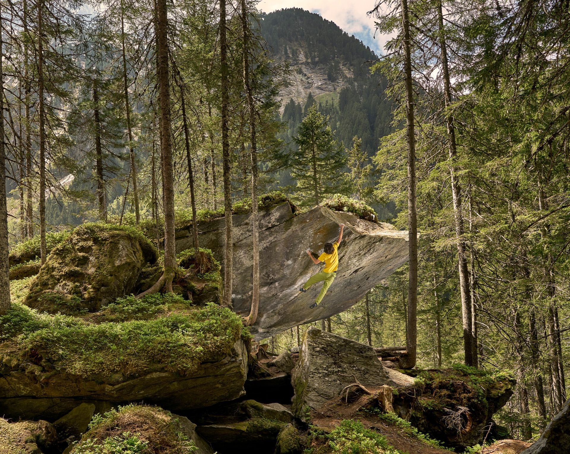 Alexander Rieser in dem Boulder "El Gawhara" (8a). Breitlahner Wald, Zillertal