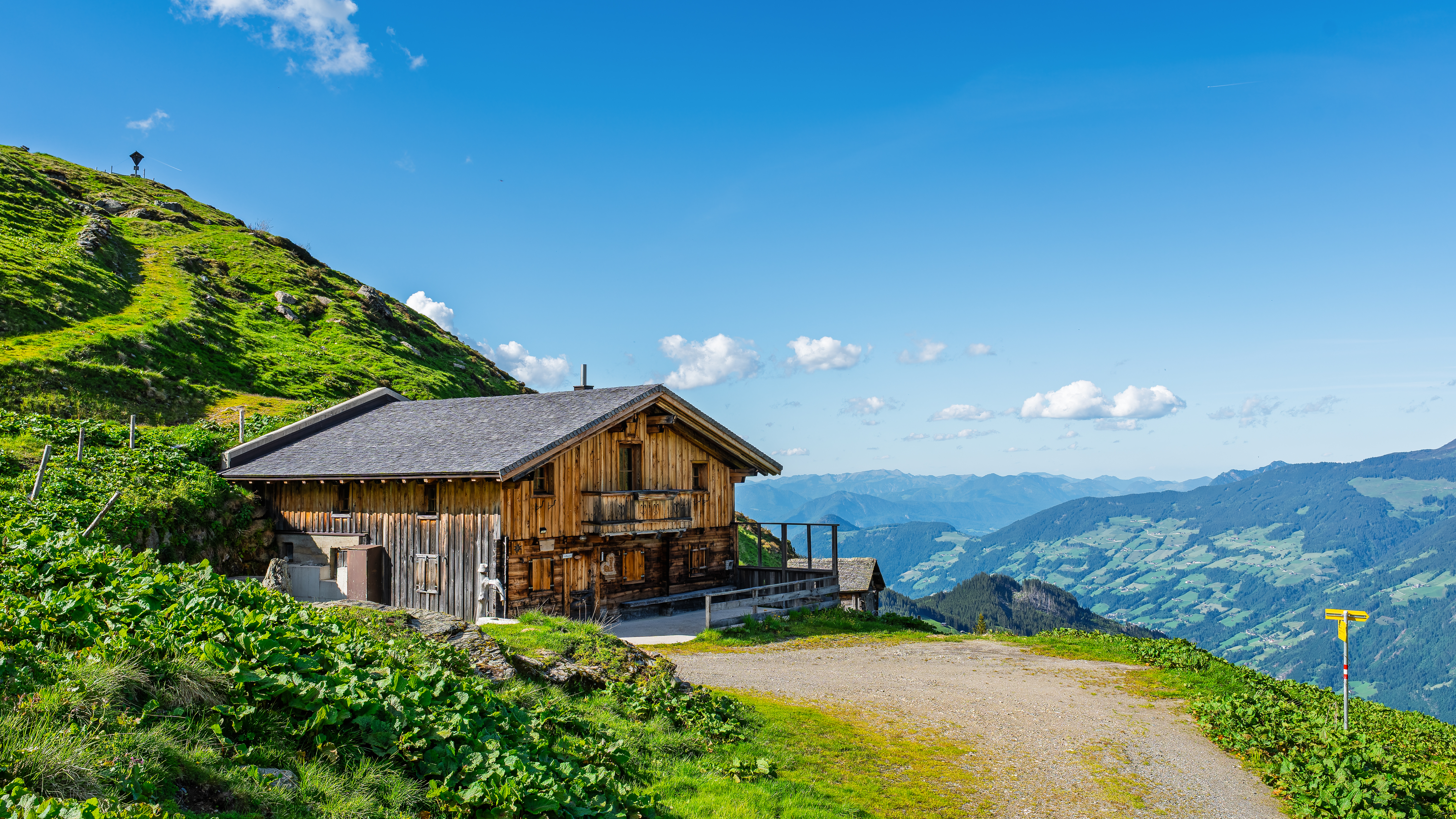 Die Riederer Hochalm dahinter die Aussicht ins Tal
