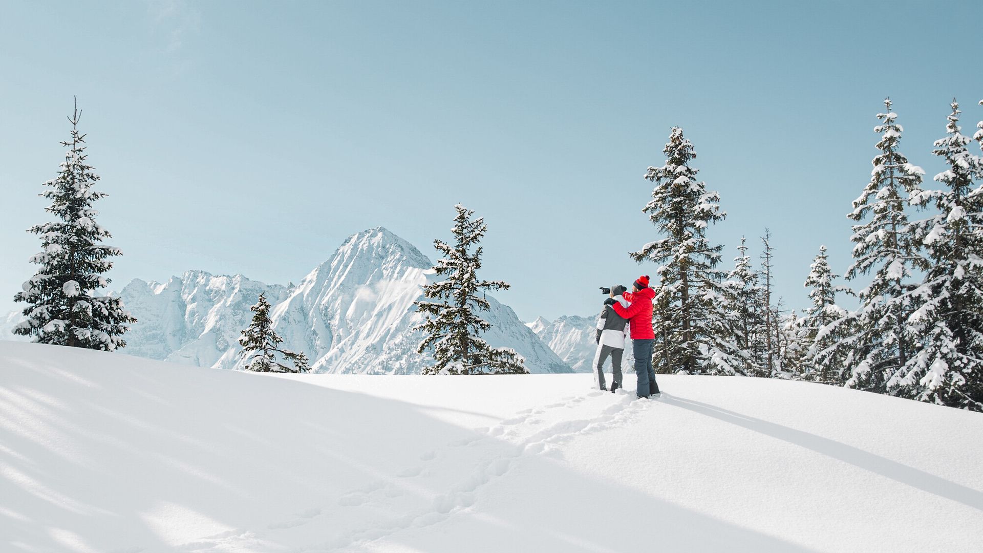 Eine Paar wandert in verschneiter Winterlandschaft im Zillertal