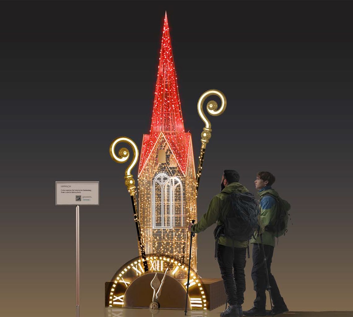 Lichtinstallation Kirchturm Hippach – beleuchtete Skulptur bei Nacht Beleuchtete Kirchturm-Installation bei Nacht in Hippach, Tirol: spitzer roter Turm mit goldenen Lichtornamenten auf rundem Sockel; zwei Personen mit Rucksäcken betrachten die Lichtskulptur vor dunklem Himmel.