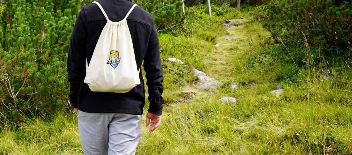 Mayrhofner Bergbahnen jute bag carried by a man while hiking