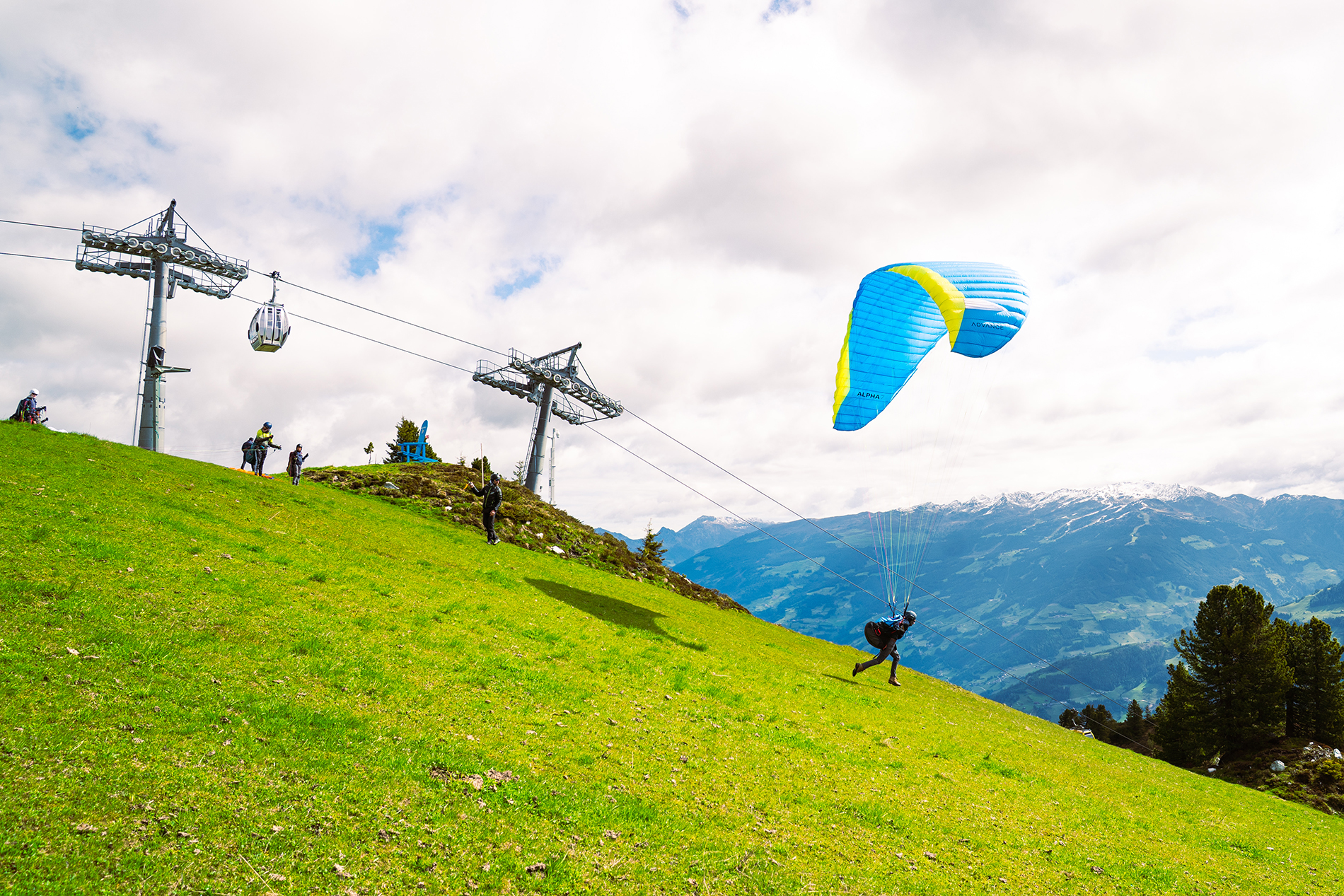 Paragleiter beim Start am Penken in Mayrhofen