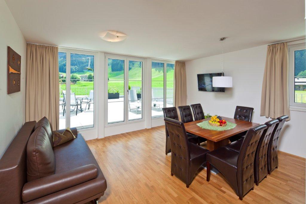 feratel-Apart Mountain Lodge Mayrhofen - Apart Mountainlodge - Wohn- Essbereich2