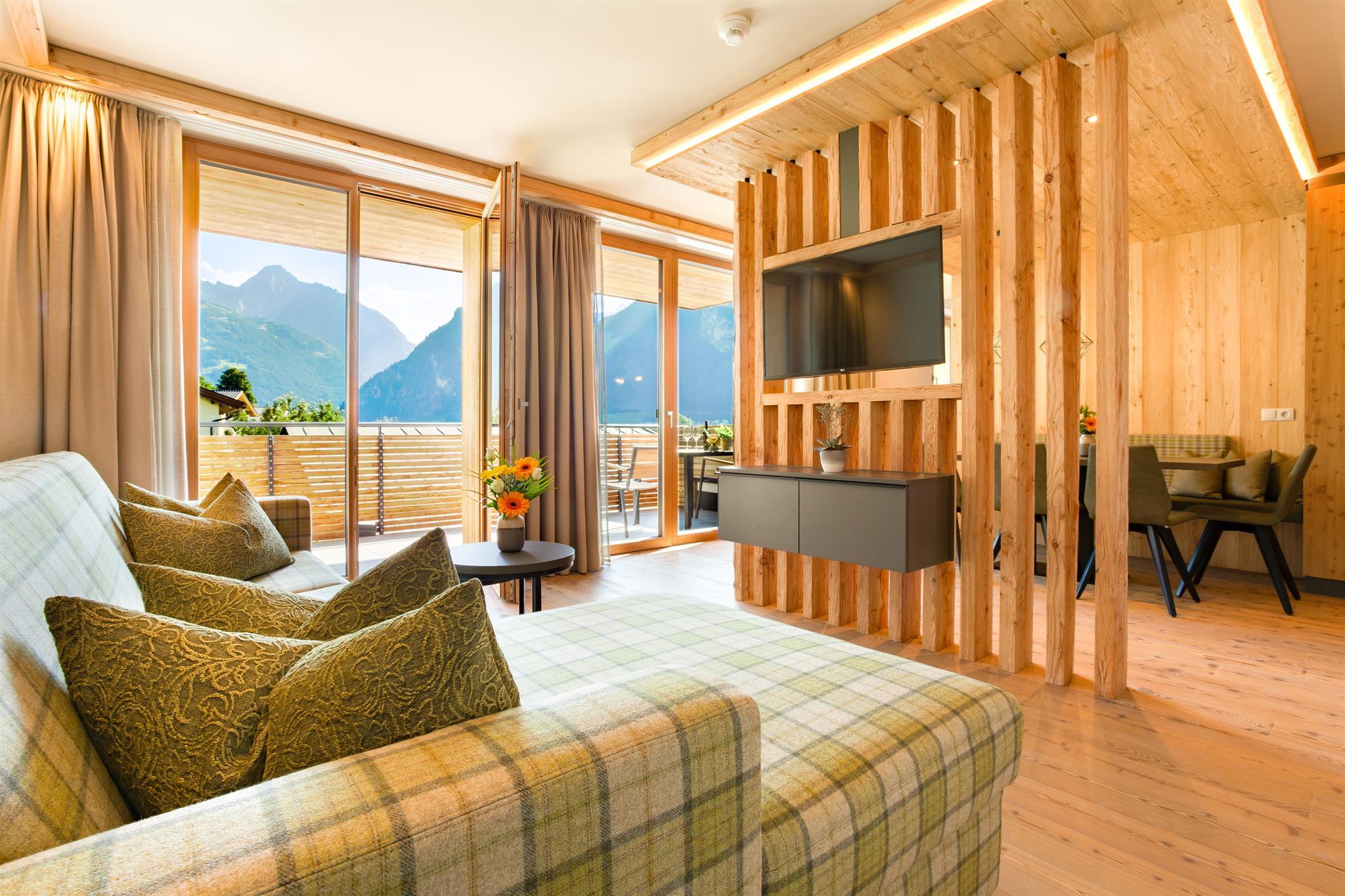 feratel-Alpin Apartments - innen_og2_app18_wohn_ess_zimmer_balkon