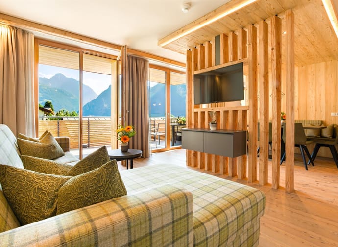 feratel-Alpin Apartments - innen_og2_app18_wohn_ess_zimmer_balkon