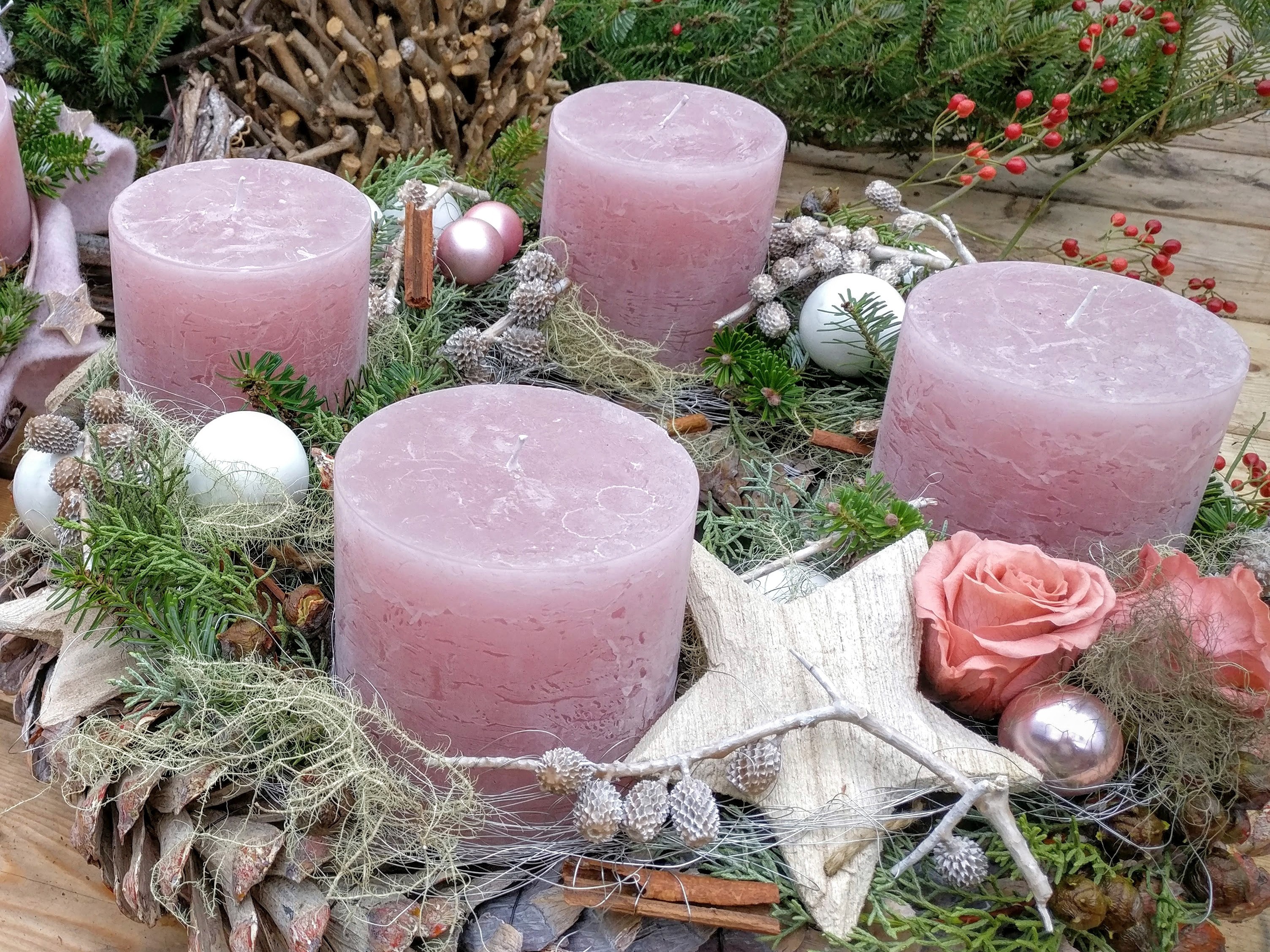 Adventkranz in Rosa