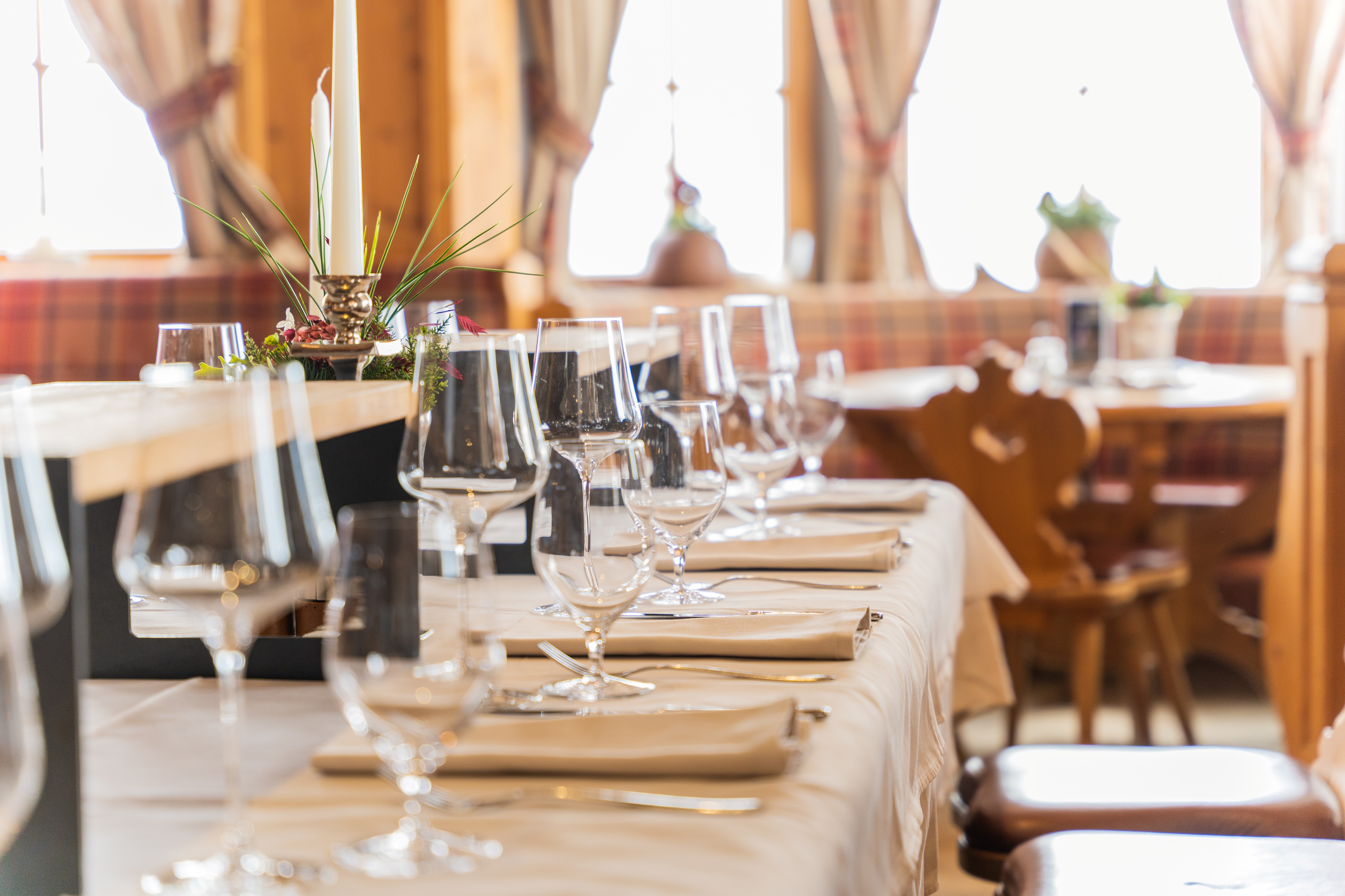Gedeckter Tisch mit Weingläsern auf der Wedelhütte