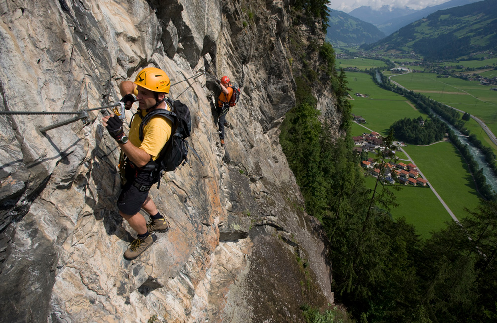 Climbers on the Zimmereben via ferrata in Tyrol with views of the Ziller River and the Mayrhofen-Hippach holiday region, Station 4 of the Schwendau Trail “Zimmereben Circular Trail – Via Ferrata,” photographed by Bernd Ritschel.