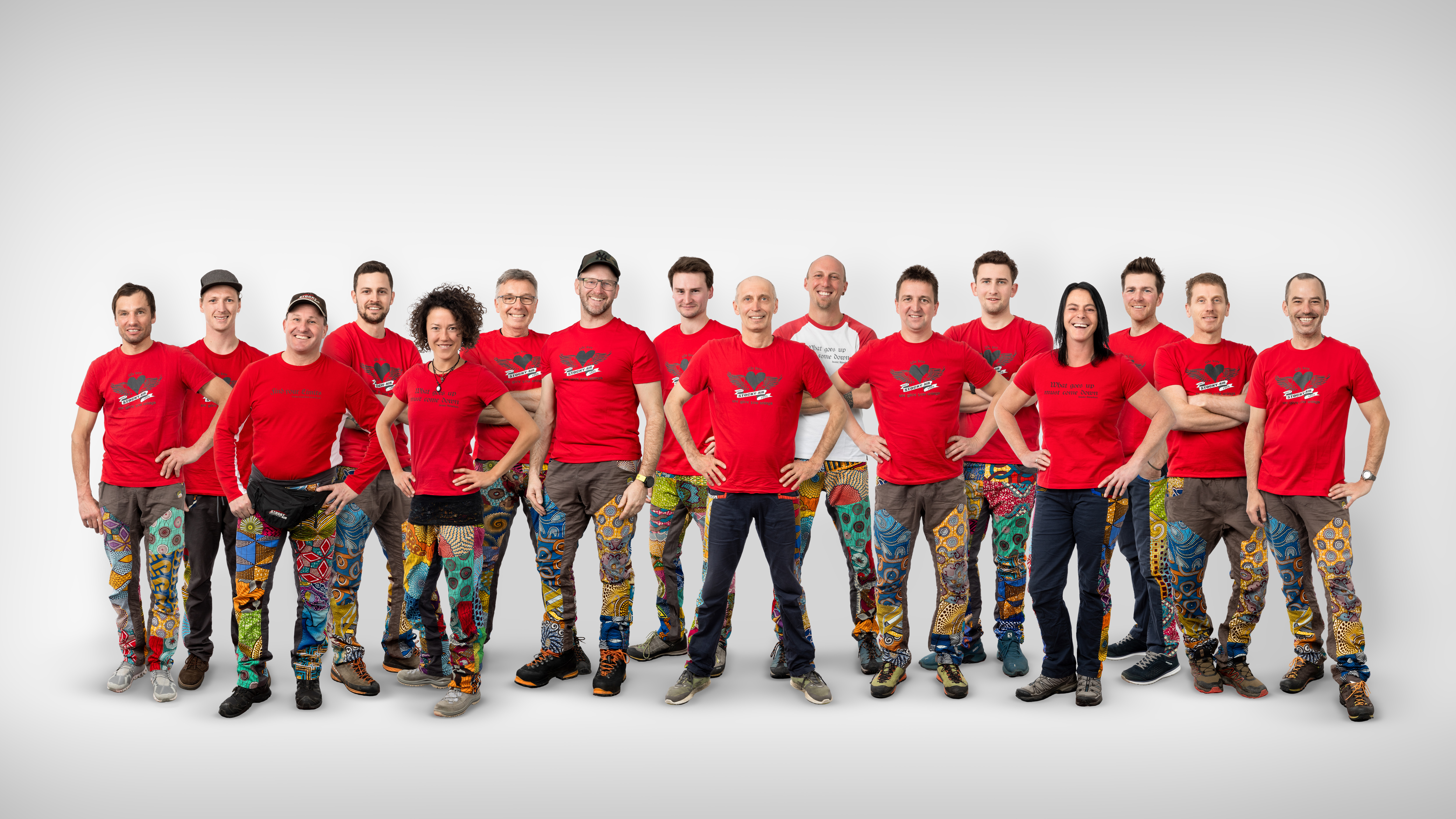 Das Team des Stocky Air mit rotem T-Shirt und schwarzen oder braunen Hosen mit einem weißen Hintergrund.
