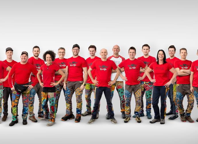 Das Team des Stocky Air mit rotem T-Shirt und schwarzen oder braunen Hosen mit einem weißen Hintergrund.