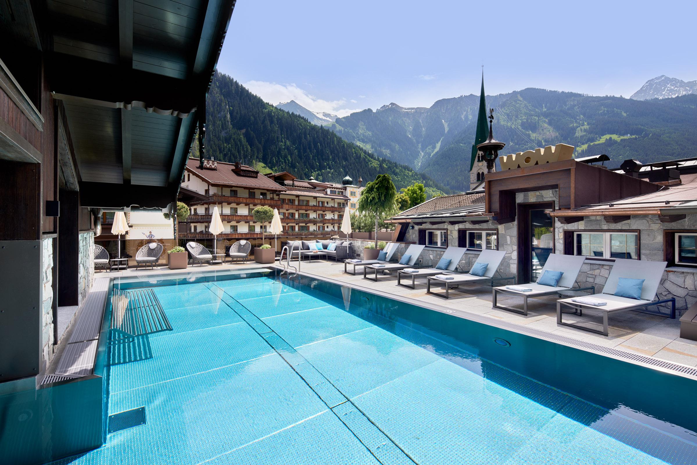 feratel-Hotel Neue Post - Rooftoppool Richtung Kirche