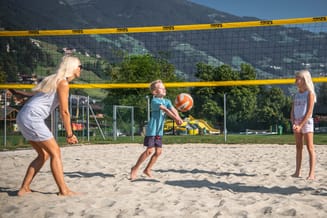 Familie beim Volleyballspielen - Sommerwelt Hippach
